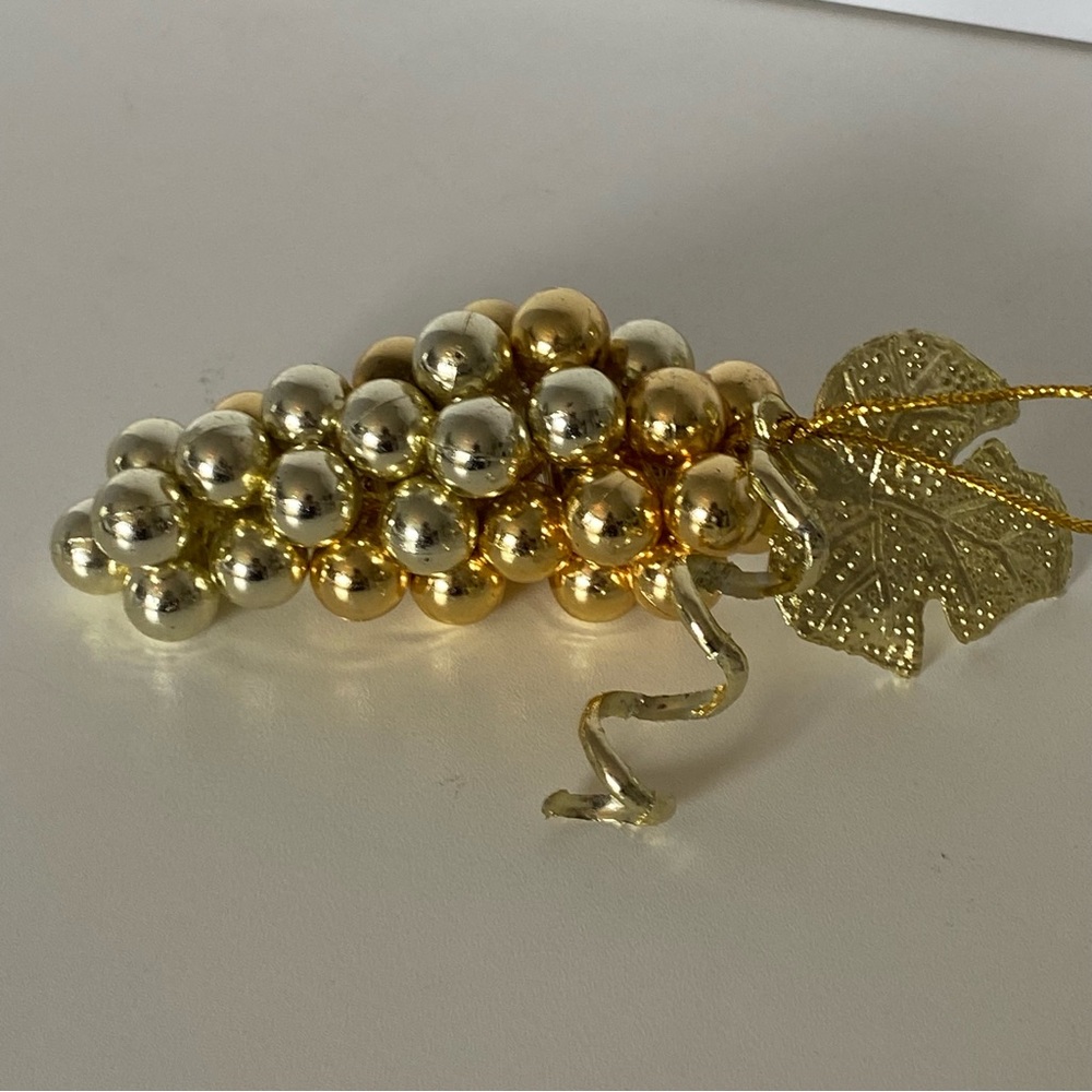 Vintage Gold Grape Cluster Christmas Ornament Leaf Vine Plastic 4.5” Wine Winery